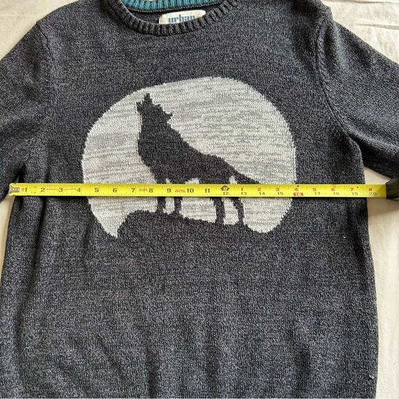 Urban Pipeline Gray Crewneck Sweater with Wolf Design - Picture 5 of 6